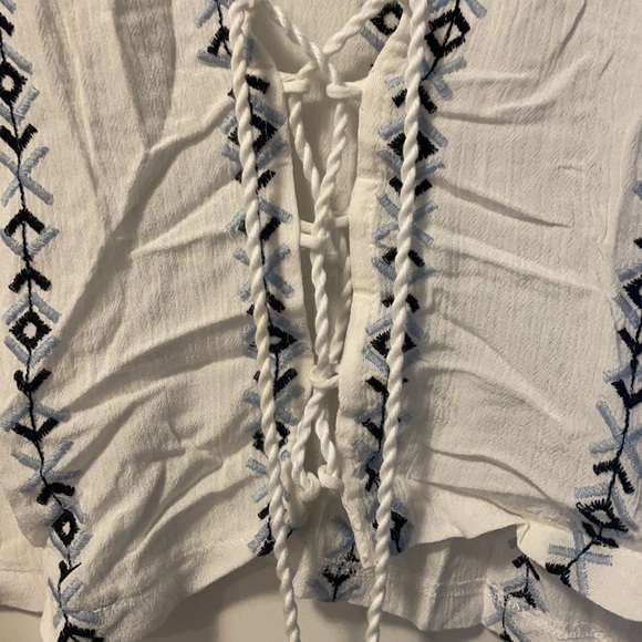 Cute crop top. - Picture 2 of 3